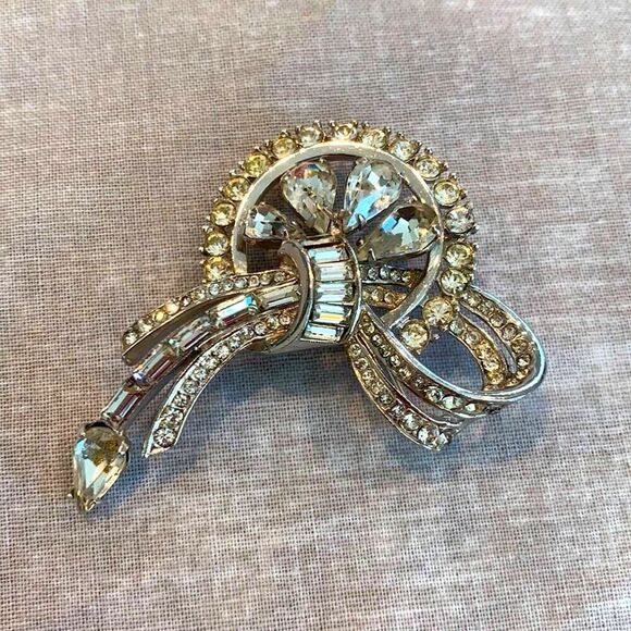 Kramer of New York Clear Crystal bow pin - Picture 1 of 5